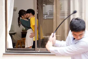 Thấy má kế trẻ khá nhút nhát chuyện tình dục, cậu con trai ra tay huấn luyện