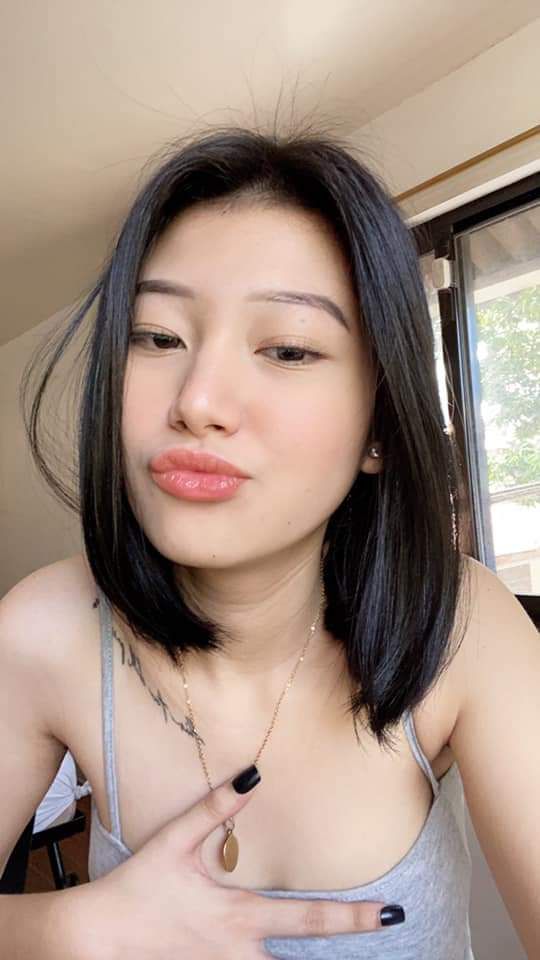 Người đẹp Pháp cao ráo mặc tất đen. Cô ấy có thân hình đẹp. Tôi thực sự muốn xé toạc quần lót của cô ta ra.
